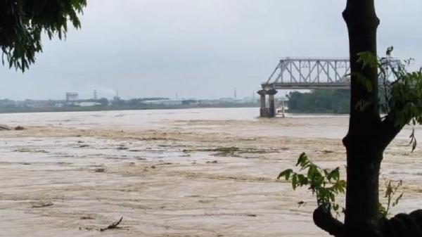 Jembatan di Vietnam ambruk Penampakan Jembatan Phong Chau setelah separuhnya runtuh ke Sungai Merah, Senin, 9 September 2024. (Tangkapan layar video milik Departemen Transportasi Phu Tho via VnExpress)