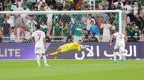 Maarten Paes memblok tendangan penalti Kiper Timnas Indonesia Maarten Paes memblok tendangan penalti gelandang Arab Saudi Salem Al Dawsari pada putaran ketiga Kualifikasi Piala Dunia 2026 di King Abdullah Sports City, Jeddah, Jumat (6/9/2024) dini hari WIB. (Foto: PSSI)