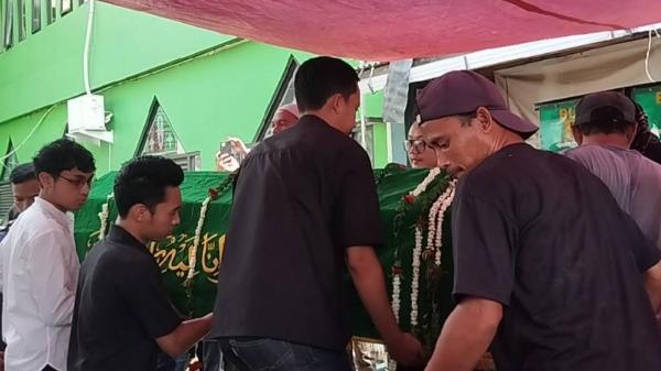 Malik menggotong keranda mayat ibunya, Puput Novel