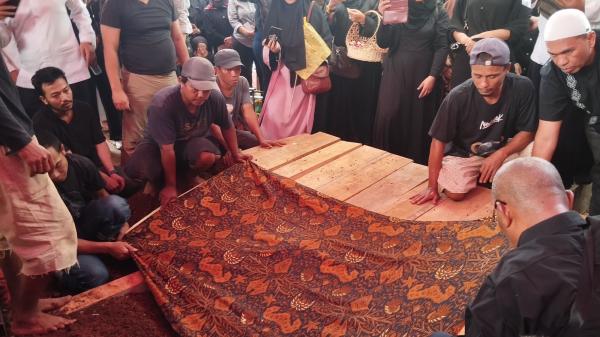 Pemakaman Puput Novel di TPU Sanjaya Pemakaman Puput Novel di TPU Sanjaya