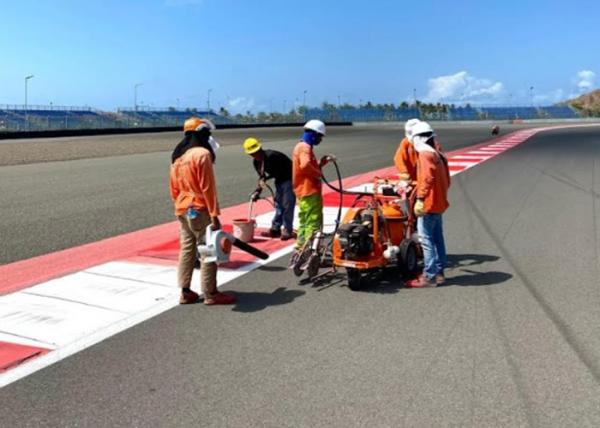Sirkuit Mandalika 2 Pekerja sedang melakukan perbaikan dan peningkatan fasilitas untuk memastikan Sirkuit Mandalika jelang persiapan Indonesian GP-MotoGP 2024. (Foto: Istimewa)