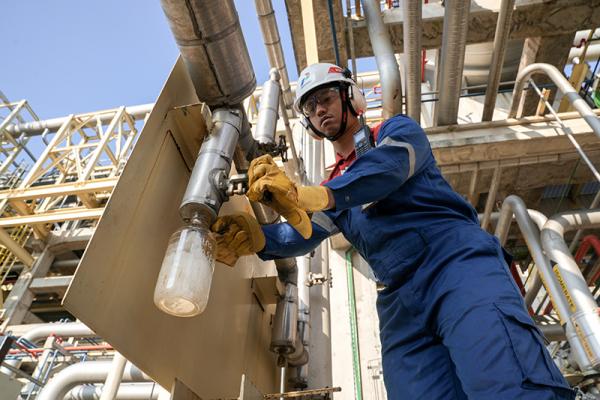 Seorang pekerja melakukan pengambilan sampel produk hasil olahan Kilang Pertamina Internasional (KPI) Unit Cilacap.