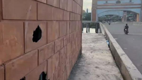 gerbang pariwisata Kendari-Toronipa Lubang pada dinding gerbang pariwisata Kendari-Toronipa yang viral mendapat sorotan publik. (Foto: iNews/Mukhtaruddin)