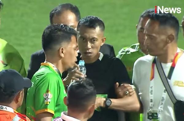 Wasit Eko Agus Sugih Harto ditinju pemain Sulawesi Tengah saat menghadapi Aceh pada perempat final PON XXI Aceh-Sumut 2024 di Stadion Haji Dimurthala, Banda Aceh, Sabtu (14/9/2024) malam. (Foto: iNews)