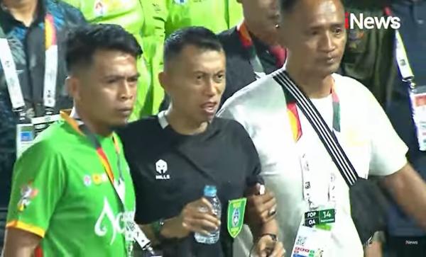 Wasit Eko Agus Sugiharto (tengah) ditinju pemain Sulawesi Tengah saat menghadapi Aceh pada perempat final PON XXI Aceh-Sumut 2024 di Stadion Haji Dimurthala, Banda Aceh, Sabtu (14/9/2024) malam. (Foto: iNews)