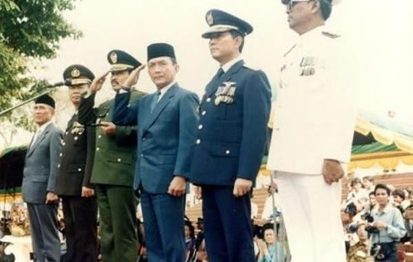 Yogie Suardi Memet (tengah) pernah menjabat sebagai Gubernur Jawa Barat (Foto: jabarprov.go.id)
