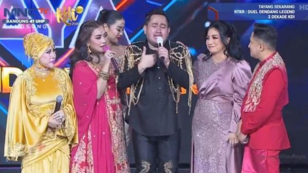 King Nassar menangis mengenang audisi KDI King Massar menangis karena menengan momen audisi KDI 2004 di program acara RTKR: Duel Dendang Legend 2 Dekade KDI. (Foto: Screenshoot)