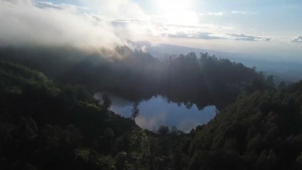 Pesona keindahan danau alam yang berada di kaki Gunung Semeru di Lumajang, Jawa Timur, Ranu Regulo bak surga tersembunyi. (Foto: Yayan Nugroho).