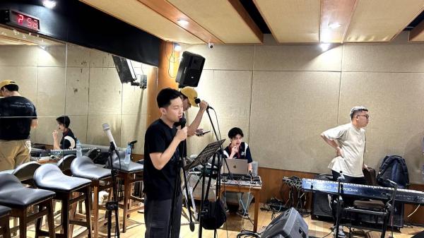 Senandika siap debut di industri musik Indonesia pada 20 September 2024 di Plaza Indonesia, Jakarta Pusat. (Foto: vozpublica.id/Annastasya Rizqa).