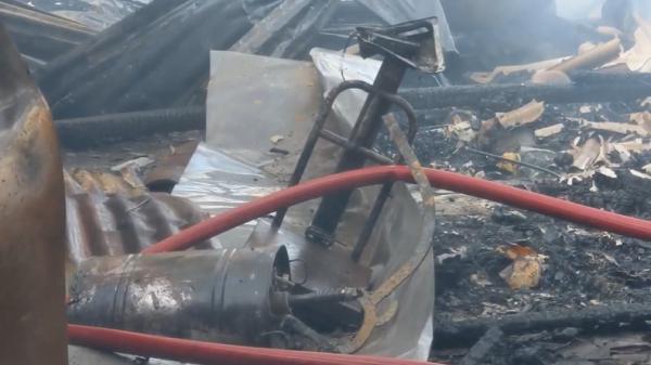 Kebakaran melanda tempat produksi dan gudang jajanan oleh-oleh khas Trenggalek di Dusun Kranding, Desa Bendorejo, Kecamatan Pogalan, Trenggalek, Jawa Timur, Selasa (17/9/2024) sore. (Foto: Anang Agus Faisal).