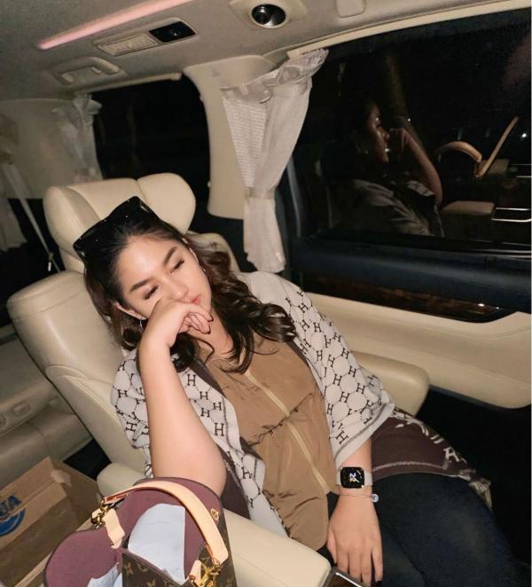 Yuanikarinaa foto di mobil Yuanikarinaa foto di mobil