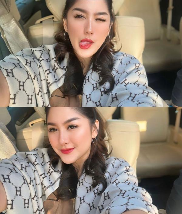 Yuanikarinaa selfie di mobil Yuanikarinaa selfie di mobil