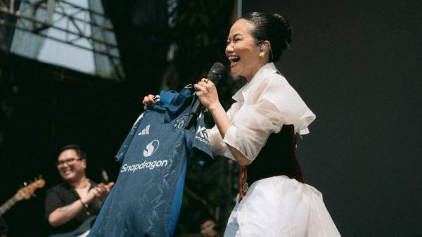 Yura Yunita dapat jersey MU Yura Yunita dapat jersey MU