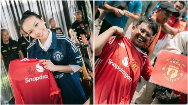 Yura Yunita tandatangani jersey MU Yura Yunita tandatangani jersey MU