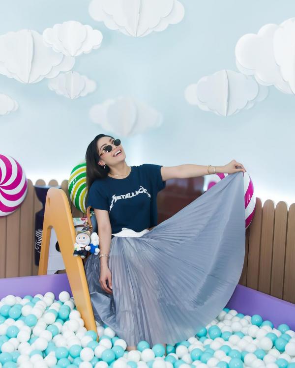 Ayu Dewi dengan boneka Labubu. Ayu Dewi dengan boneka Labubu miliknya. (Foto: Instagram)