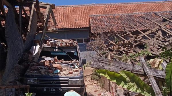 Kerusakaan rumah warga di Kecamatan Kertasari akibat gempa bumi Magnitudo 5,0 yang mengguncang Kabupaten Bandung, Rabu (18/9/2024). (Foto: MPI/Agi Ilman)