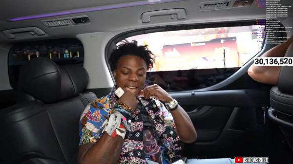 iShowSpeed mengenakan kemeja batik iShowSpeed mengenakan kemeja batik pemberian fansnya dari Malaysia. (Foto: Youtube)