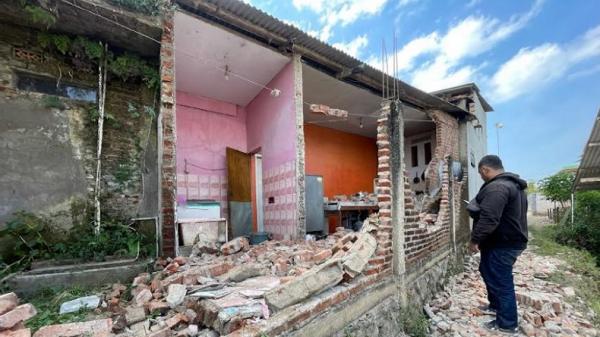 Kerusakaan rumah warga di Kecamatan Kertasari akibat gempa bumi Magnitudo 5,0 yang mengguncang Kabupaten Bandung, Rabu (18/9/2024). (Foto: MPI/Agi Ilman)