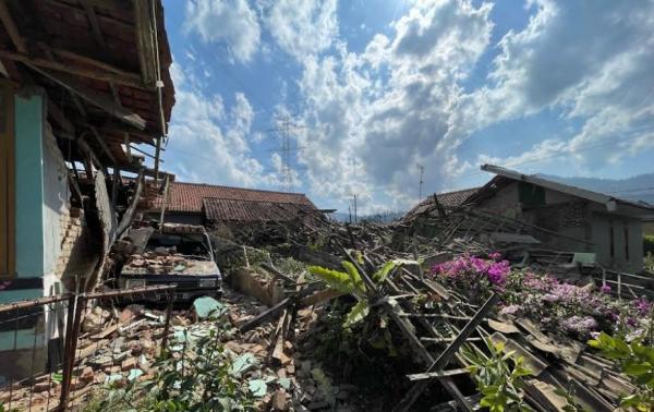 Kerusakan rumah warga di Kecamatan Kertasari akibat gempa bumi Magnitudo 5,0 yang mengguncang Kabupaten Bandung, Rabu (18/9/2024). (Foto: MPI/Agi Ilman)