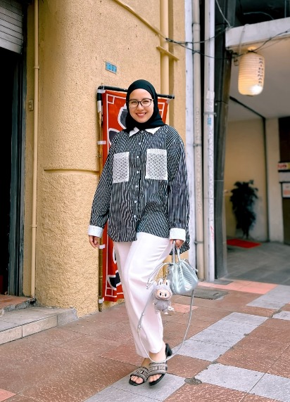 Tya Ariestya dengan boneka labubu. Tya Ariestya dengan boneka labubu miliknya. (Foto: Instagram)