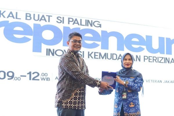 Pung Purwanto Pemimpin Redaksi SINDOnews.com bersama Dekan Fakultas Ekonomi dan Bisnis (FEB) UPN Veteran Jakarta Jubaedah. (Foto: iNews Media Group/Aldhi Chandra Setiawan).