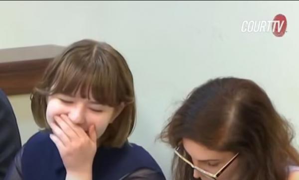 Carly Gregg remaja yang menembak mati ibunya Carly Gregg, remaja 14 tahun yang menembak mati ibunya, tersenyum dan menutup mulutnya saat persidangan di Mississippi, Amerika Serikat, Kamis, 19 September 2024. (Foto: Laws & Crime Network via Daily Mail)