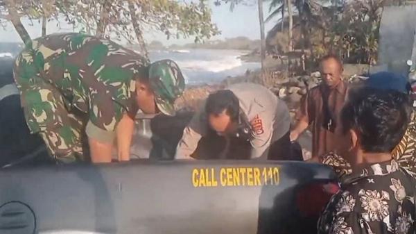 Polisi saat mengevakuasi bocah perempuan asal Cilegon yang mayatnya ditemukan dengan wajah ditutup lakban di pinggir pantai Desa Cihara, Kabupaten Lebak, Banten. (Foto: iNews/Iskandara Nasution)