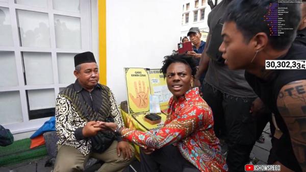 Reza Arap menemani IShowSpeed di Kota Tua Jakarta Reza Arap menemani IShowSpeed di Kota Tua Jakarta. (Foto: Youtube)