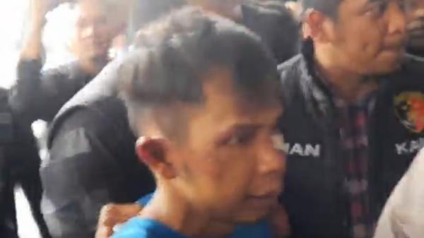 Indra Septiarman berusia 26 tahun pembunuh gadis penjual gorengan, turut dihadirkan dalam konferensi pers di Polda Sumbar, Sabtu (21/9/2024). (Foto: Eka Guspriadi).