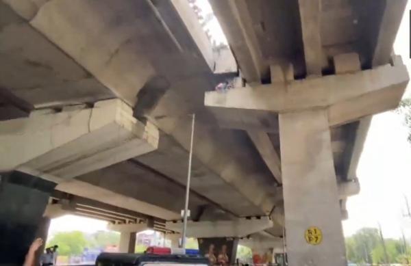 Perempuan Terpental Dari Jalan Layang