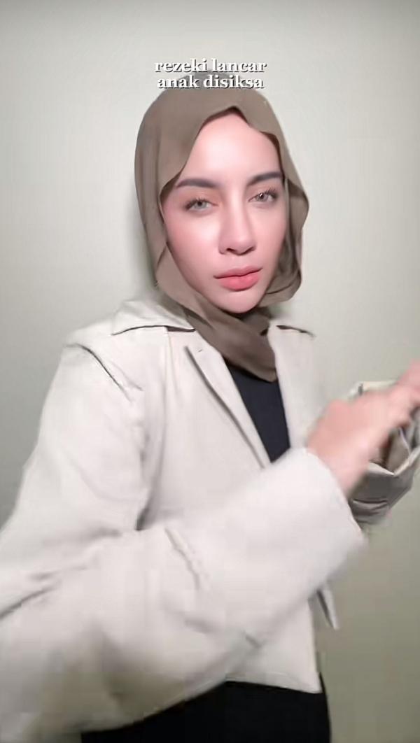 Aghnia Punjabi dihujat netizen, karena menjadikan kasus penyiksaan anak sendiri sebagai konten TikTok. (Foto: TikTok)