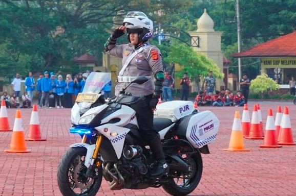 Brigadir Farah Nadia anggota Ditlantas Polda Aceh saat beraksi mengawal kontingen atlet PON Aceh-Sumut 2024. (Foto: MPI)