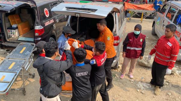 Evakuasi 7 mayat di Kali Bekasi Evakuasi 7 mayat di Kali Bekasi, Minggu (22/9/2024). (Foto: Danandaya Arya Putra)