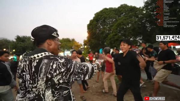 IShowSpeed di Yogyakarta Di Yogyakarta, Speed belajar kata Minggir Lu Miskin. (Foto: Youtube)