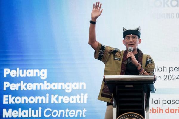 Ssndiaga Uno saat memberikan pembekalan terkait pentingnya menguasai dunia digital bagi pelaku ekraf di Banyuwangi, Jawa Timur. (Foto: Kemenparekraf)