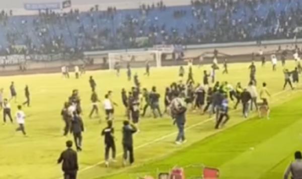 Duel Persib Bandung vs Persija Jakarta di Stadion Si Jalak Harupat, Senin (23/9/2024) sore berakhir ricuh (Foto: IST)