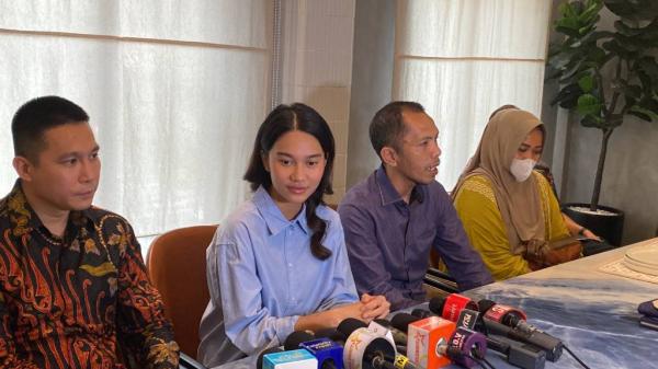 Azizah Salsha preskon Azizah Salsha saat melakukan konferensi pers, Rabu (25/9/2024). (Foto: iNews.id/Nurul Amanah)
