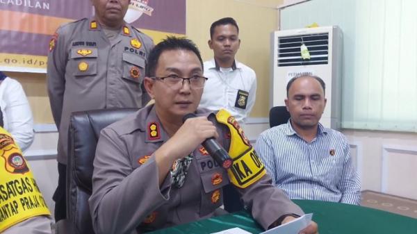 Kapolres Gorontalo AKBP Dedy Herman beri keterangan kasus video viral guru dan murid berhubungan seks. (Foto: iNews/Nurfaizi Lahasan)