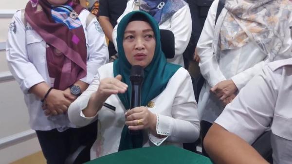 Kepala Dinas Pemberdayaan Perempuan dan Anak (PPA) Kabupaten Gorontalo Zascamelya Uno saat memberi keterangan terkait kondisi murid yang terlibat skandal video syur dengan guru kini trauma berat. (Foto: MPI/Nurfaizi Lahasan)