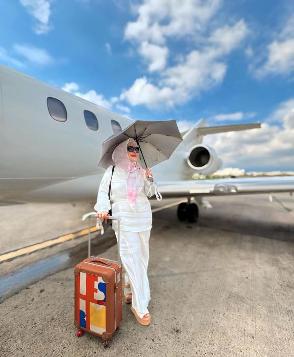 Heni Sagara bergaya ala sosialita Heni Sagara bergaya ala sosialita. (Foto: Instagram)