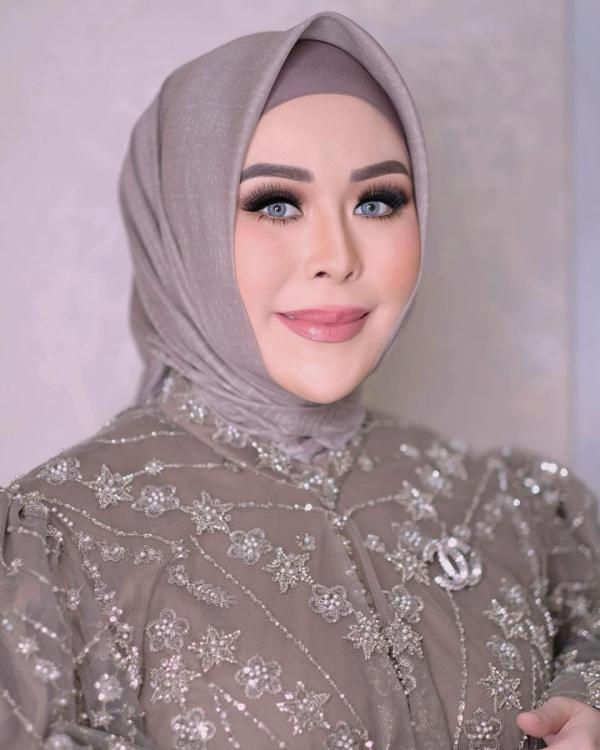Tampil paripurna ala Heni Sagara Heni Sagara tampil paripurna dengan riasan mata sebagai statement makeup-nya. (Foto: Instagram)
