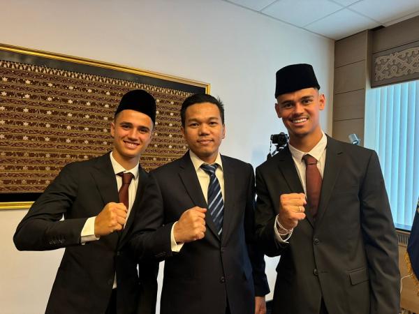 Mees Hilgers dan Eliano Reijnders resmi menjadi Warga Negara Indonesia (Foto: Kemenkumham)