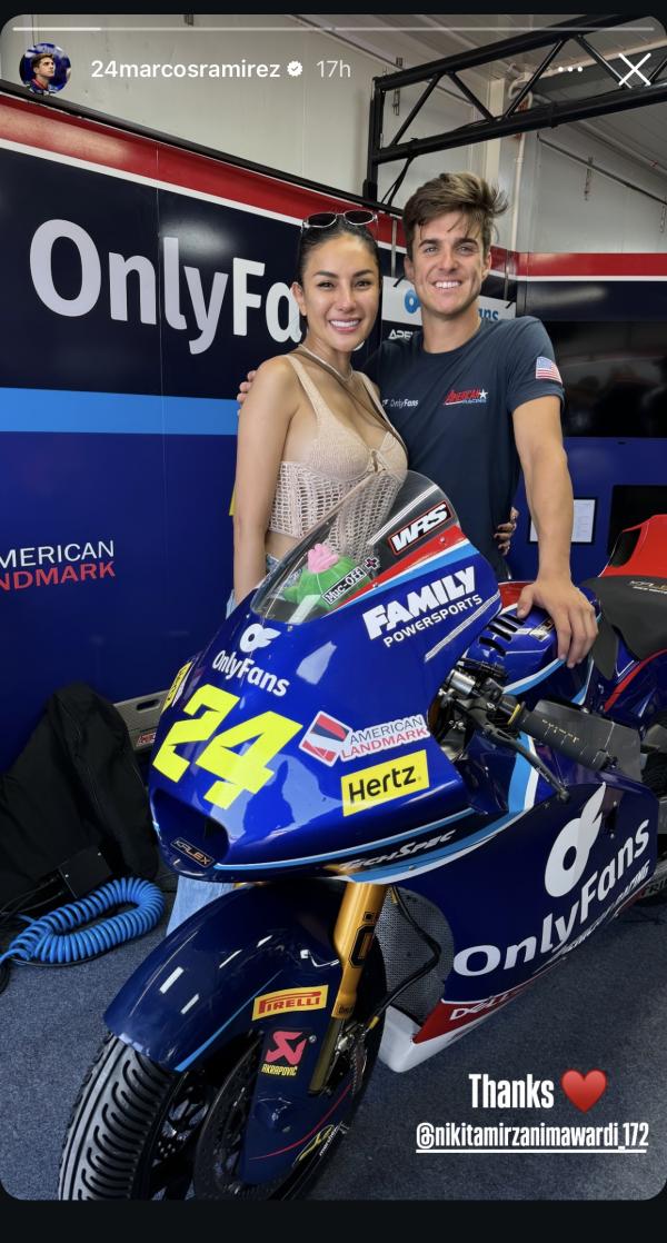 Nikita Mirzani dan Marcos Ram&iacute;rez di MotoGP Mandalika 2024. (Foto: Instagram)