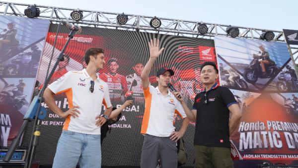 Pembalap Repsol Honda Team Joan Mir dan Luca Marini menyapa para penggemar. (Foto: dok AHM)