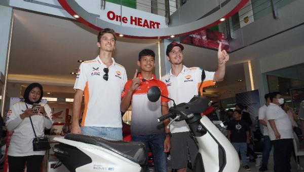 Pembalap Repsol Honda Joan Mir dan Luca Marini 2 Pembalap Repsol Honda Team Joan Mir dan Luca Marini di Dealer AHASS Krida Gajah Mada, Lombok, Nusa Tenggara Barat (NTB). (Foto: dok AHM)