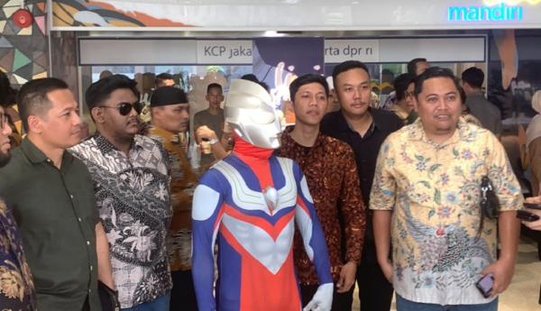 Jamaludin Ultraman Anggota Legislatif (Aleg) terpilih dari Dapil II Jawa Tengah, Jamaludin Malik mengenakan kostum Ultraman. (Foto MPI).
