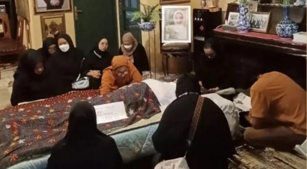 Suasana rumah duka Marissa Haque. (Foto: Nurul Amanah)
