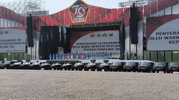 Deretan alpalhankam yang diserahkan kepada TNI Deretan alpalhankam yang diserahkan kepada TNI (foto: MPI)