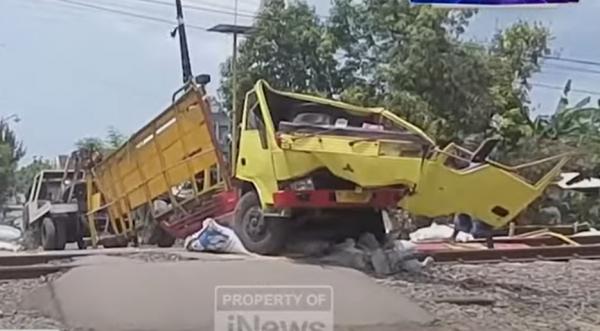 Kereta Api Tabrak Truk Pakan Ternak di Probolinggo