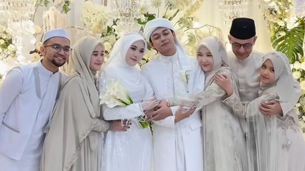 Gus Zizan, Syifa dan keluarga Gus Zizan, Syifa dan keluarga di momen pernikahan. (Foto: Instagram)